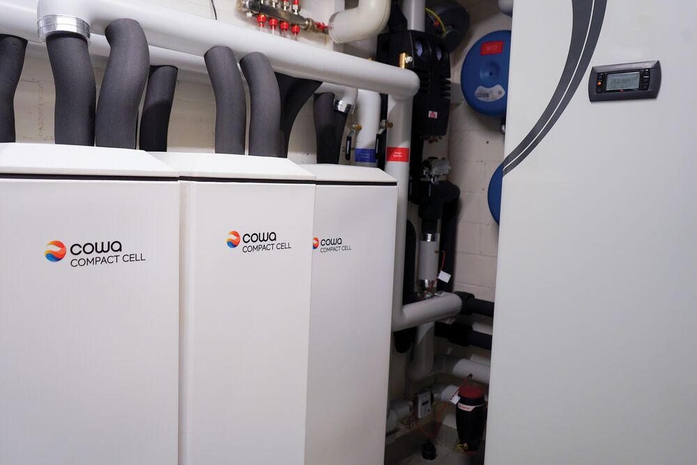 Die Firma Cowa Thermal Solutions hat 2023 einen ersten Warmwasserspeicher auf der Basis von Phasenwechselmaterial mit einem Schmelzpunkt von 48 °C auf den Markt gebracht (im Bild: drei Speicher in Kaskade geschaltet). Das Phasenwechselmaterial basiert auf Natriumacetat Trihydrat, einem schwach nach Essig riechenden Salz. Bei dem PCM-Speicher, der an der HSLU untersucht wurde, wird das Phasenwechselmaterial in einen umgebauten Kellerraum oder in einen unterirdischen Wassertank eingebracht. (Foto: Cowa)